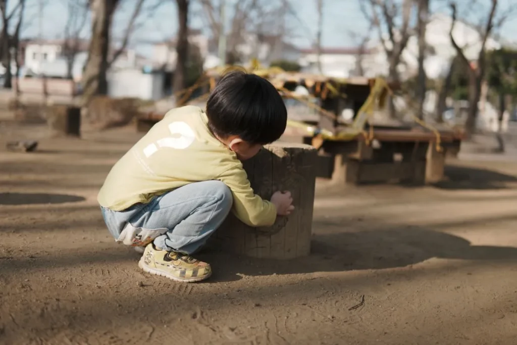 息子と公園の椅子